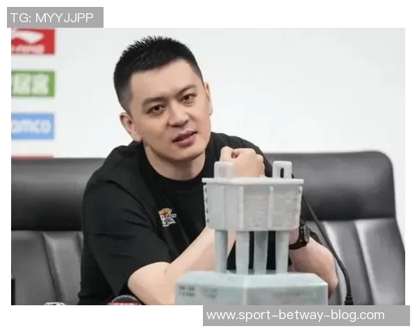 杨鸣被驱逐引发媒体热议其高昂斗志与潜在惩罚成焦点